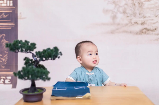 敦煌怀孕肚子中间凹两边凸